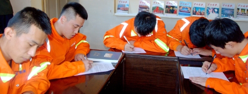 懂营业，，，，，，，，更要有知识。。。。。。。。一样平常的理论学习不但仅是坐在课堂里听讲，，，，，，，，更要在科场上拿出好效果。。。。。。。。图为鸡矿救护大队的指战员们在理论学习科场上奋笔疾书。。。。。。。。02