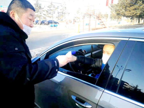 图为东荣二矿守卫科干警严酷检查收支矿车辆，，，，，，，对每名进矿职工都举行体温丈量并挂号。。。。。。。