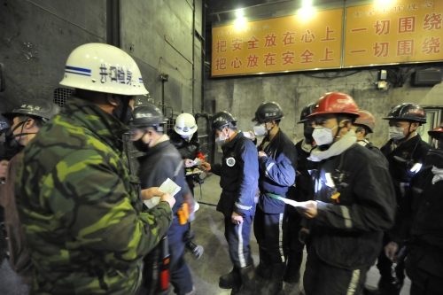 兴安矿守卫科检身职员为春节假期出勤职员举行测温检身。。。。。。 (2)