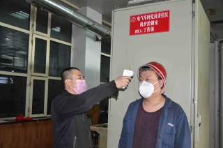 七台河公司热电厂锅炉车间党员班长王培军，，，，，，，疫情时代坚持每班为职工监测体温，，，，，，，耐心嘱咐职工“勤洗手、戴口罩、休息好、兑规作业”，，，，，，，职工亲热地称呼他是“康健管家”。。。。。。。。（王贤宝  摄）