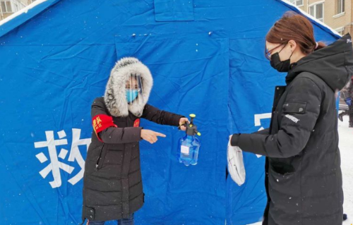 铁选厂党支部书记邱菊在为社区住民邮件消毒。。。。。。。。
