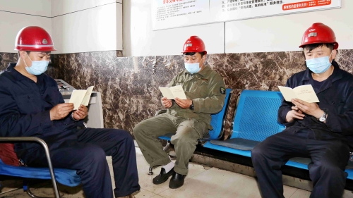 七矿公司上下深入学习贯彻习近平总书记关于清静生产事情主要指示精神。。。。。。。图为龙选厂重选车间班长组织当班职工班中学习习近平总书记关于清静生产事情主要指示精神。。。。。。。_副本
