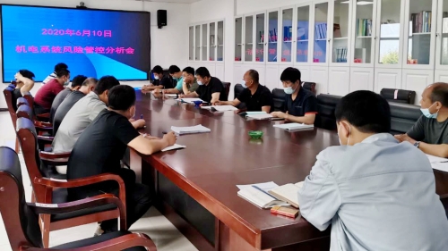 图为：东荣三矿三团结手艺研究室组织机电运输系统各区队长及手艺职员排查梳理机电运输系统危害