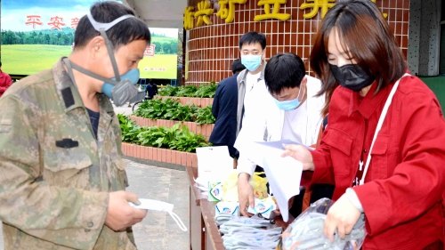 新兴矿开展天下清静宣传咨询日运动，，，，，，，起劲宣传清静知识，，，，，，，切实增强职工掌握清静知识水平，，，，，，，提高清静生产意识，，，，，，，为企业清静高效生长夯实清静基础。。。。。。。。_副本