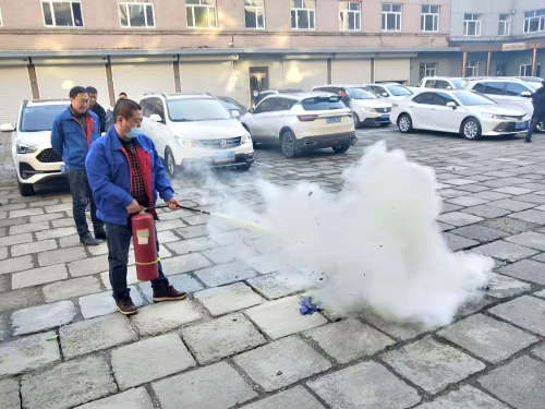 图为供电公司组织职工举行灭火器使用培训。。。。。。。。王超 摄