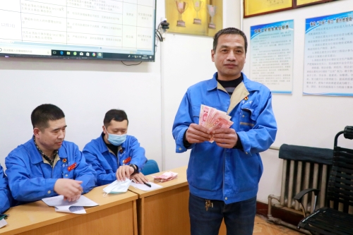 图为东荣二矿职工兴奋地领回违章？？？？？罘祷菇  李菁冶 摄