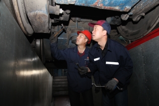 机车磨练工----为确保列车运行清静，，，，，，，铁路运输部机修厂磨练工对每台机车举行精检细修，，，，，，，为机车提供可靠的动力包管。。。。。。。。张宪臣 摄