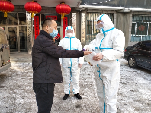 煤矿辅业总公司图为模拟为高烧职员测体温